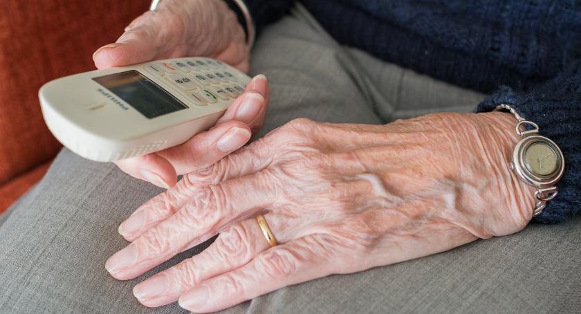 Oszuści próbują wyłudzić pieniądze od starszych osób