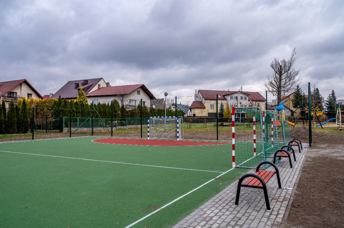 Nowe boiska i place zabaw czekają na najmłodszych w prawie całej gminie